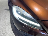 【LEDヘッドライト】明るく眩しいハイビームを先行車や対向車に照射しないオートハイビームを備えたLEDヘッドライト。北欧神話に登場するトールハンマーをモチーフにした、一目でボルボとわかるデザイン。
