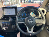 使いやすく安全な操作性と良好な視界を実現した運転席!