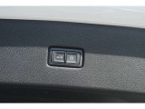 荷物の積み下ろしをスムーズにする、電動テールゲートの操作スイッチ。