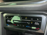 タッチコントロール式3ゾーンフルオートエアコンパネル。運転席、助手席それぞれ独立して温度管理が可能です。花粉やダストを除去するフレッシュエアフィルターも装備され、クリーンな室内環境を保ちます。