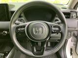 握りやすいステアリングは、運転の楽しさを向上させます。操作性にも優れ、快適なドライビング体験を提供。長距離運転も楽々です。