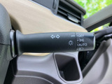 操作しやすいウインカーレバーで、安全な車線変更をサポート。オート機能も搭載で、運転の負担を軽減します。