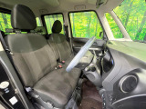 運転席まわりには十分なスペースがあり、大柄な方でもゆったり運転していただける環境です。