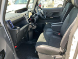 運転しやすい運転席周りの設計が、快適なドライブをサポートします。操作性も高く、初心者の方でも安心して運転できます。安全装備も充実しています。