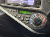 【オートエアコン】一度お好みの温度に設定すれば、車内の温度を検知し風量や温度を自動で調整。暑い&hellip;寒い&hellip;と何度もスイッチ操作をする必要はありません。快適な車内空間には必須の機能ですね♪