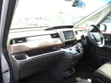 ★助手席周辺★ダッシュボードに収納量豊富なBOXがあり、いつもすっきりとした車内!ほしい場所にちょうど良い収納を備えています。大きなフロントガラスによって見晴らしも良く快適な座り心地となっております!