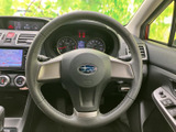 握りやすい形状で、運転操作を快適に。ステアリング周りのスイッチ類も操作しやすく、運転に集中できます。上質なドライビング体験を。