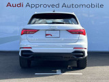Audiのリヤディフューザーは、車両の後方での空気の流れを整え、乱流を減少させることで、走行安定性を向上させます。またスポーティで洗練された外観を提供し、全体のスタイルに一体感を持たせます。