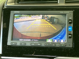 狭い道でも安心!後方の状況を画面で確認できるバックモニター。駐車時の安全性を高め、スムーズな車庫入れをサポートします。