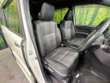 運転席まわりには十分なスペースがあり、大柄な方でもゆったり運転していただける環境です。