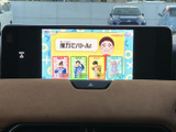 停車中に楽しめるTV機能。ドライブ中の休憩時間や待ち時間に、エンターテイメントを満喫できます。家族でのドライブにもおすすめです。
