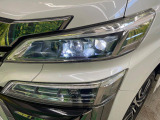 【LEDヘッドライト】悪天候や夜間走行時も良好な視界を確保し安心して運転できる高輝度LEDヘッドライトを装備!点灯速度が早く、消費電力も抑えられています。