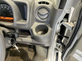運転席側前部にドリンクホルダーあります♪運転中でも手が届きやすい位置にあって使い易いです♪