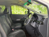 運転席からの視界は広く、運転操作もスムーズに行えます。シート形状も工夫されており、長距離運転でも疲れにくいのが魅力です。快適な空間です。