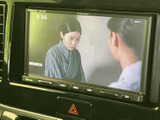 停車中にテレビや映像を楽しめます。休憩時間などにリラックスできる空間を提供。長距離移動も快適になりますね。