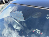 【スズキ セーフティサポート】走行中に前方の車両等を認識し、衝突しそうな時は警報とブレーキで衝突回避と被害軽減をアシスト。より安全にドライブをお楽しみいただけます。