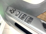 【電動格納ミラー】サイドミラーは電動格納式となっており、狭い駐車場でもキズがつくリスクを抑えられます。