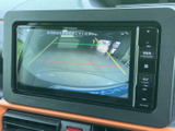 後方の状況を安全に確認できるバックモニター。狭い場所での駐車や、お出かけの際に安心です。ガイドライン付きで、よりスムーズな駐車操作を支援します。