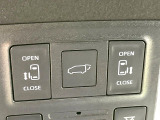 【両側パワースライドドア】スマートキーや運転席のスイッチで後席両側スライドドアの開閉が可能♪電動だから力を入れてドアを開ける必要が無く、小さなお子様でも簡単に開け閉めでき快適です♪