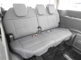★3列目シート★座面の位置を高くし、車内全体を見わたせる爽快な視界です。ソファーのようなメランジ調のシート表皮を採用。汚れが目立ちにくく、いつでもみんなが心地よく過ごせる空間となっています!