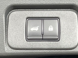 【パワーバックドア】スマートキーや運転席のボタンを押すだけでリアゲートが自動で開閉します!荷物を持っている時や、高い位置にあるバックドアを閉める際に便利な機能です♪