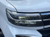 【LEDヘッドライト】悪天候や夜間走行時も良好な視界を確保し安心して運転できる高輝度LEDヘッドライトを装備!点灯速度が早く、消費電力も抑えられています。