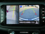 ギアを『R』に入れた後、カメラボタンを押すと、運転席から見えない左側面をナビ画面にうつしてくれるので、幅寄せや縦列駐車がし易くなります。