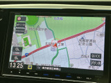 見やすい地図表示で、目的地へのナビゲーションをスムーズに。渋滞情報もリアルタイムで確認でき、最適なルートを案内します。