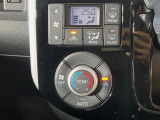 【オートエアコン】一度お好みの温度に設定すれば、車内の温度を検知し風量や温度を自動で調整。暑い&hellip;寒い&hellip;と何度もスイッチ操作をする必要はありません。快適な車内空間には必須の機能ですね♪
