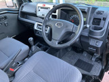 運転席からの視界は広く、運転操作もスムーズに行えます。シンプルで機能的な内装は、ドライバーをサポートします。