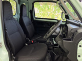 運転席からの視界は広く、運転操作もスムーズに行えます。シート形状も工夫されており、長時間の運転でも疲れにくいです。
