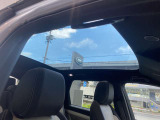【パノラミックルーフ】メーカーオプションとなるパノラミック・ガラスルーフ。室内をより広く印象付けます。電動サンブラインド付きで実用的にお使いいただけます。