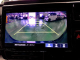 バックカメラの画像です。ガイドラインがスムースな車庫入れをサポートいたします。車庫入れの安心感がアップしますね。