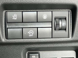 片側(助手席側)オートスライドドアです♪運転席のボタンやキーのボタンでも開閉できます!手荷物がいっぱいの時でも簡単にドアの開け閉めができるのでとっても便利です♪