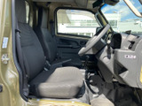 広々とした室内空間が魅力。ドライバーシートからの視界も良好で、運転しやすい環境です。快適なドライブをどうぞ。