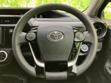 握りやすい形状で、運転操作をスムーズに。ステアリング周りには便利なスイッチ類も配置されており、運転に集中できる環境です。