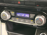 【オートエアコン】一度お好みの温度に設定すれば、車内の温度を検知し風量や温度を自動で調整。暑い&hellip;寒い&hellip;と何度もスイッチ操作をする必要はありません。快適な車内空間には必須の機能ですね♪