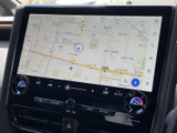 高精細な地図表示で、スムーズなナビゲーションを実現。リアルタイムな交通情報も受信し、渋滞回避に貢献します。初めての道も安心です。