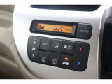 フルオートエアコンが装備されています!お好みの温度設定をするだけでエアコンの風量やモードの切り替えを自動でコントロールしてくれます!ユーザーの操作が少なく燃費走行にもつながります!