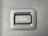 【パワーバックドア】スマートキーや運転席のボタンを押すだけでリアゲートが自動で開閉します!荷物を持っている時や、高い位置にあるバックドアを閉める際に便利な機能です♪