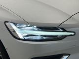 【LEDヘッドライト】悪天候や夜間走行時も良好な視界を確保し、安心して運転できる高輝度LEDヘッドライト!北欧神話に登場する「トールハンマー」をモチーフにした、一目でボルボとわかるデザインです。