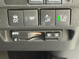 有料道路をキャッシュレスで通行できるETC車載器付きです。運転席足元に設置されています。ETCセットアップ費用は含まれておりません。別途必要となります。