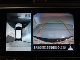パノラミックビューモニター付きです。車両を上から見たような映像をモニター画面に表示。運転席からの目視では見にくい、車両周辺の状況をリアルタイムでしっかり確認できます。