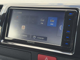 見やすいオーディオ画面で、お気に入りの音楽やラジオを楽しめます。運転中のエンターテイメントを充実させます。