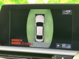 車両後方の状況を画面で確認でき、安全な後退をサポート。死角になりやすい部分も確認できるので、より安心して運転できます。駐車も楽々です。