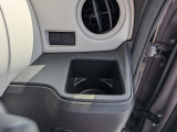 運転席のドリンクホルダーです。