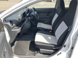 運転しやすい運転席周り。操作しやすい位置に配置されたスイッチ類で、スムーズな運転をサポートします。シンプルで分かりやすいデザインも魅力です。