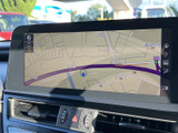 高精細な地図表示で、目的地までの道順をスムーズに検索できます。初めての場所でも安心して運転できますね。