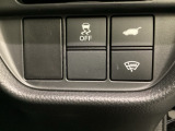 ハンドルの右側にHondaセンシング用のVSA解除スイッチとパワーテールゲートスイッチがついています。パワーテールゲートスイッチは車内からでもテールゲートの開け閉めを電動でできます。