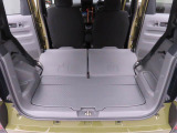 後席シートをアレンジしますと、広い荷台ができあがります。大きな荷物も。
